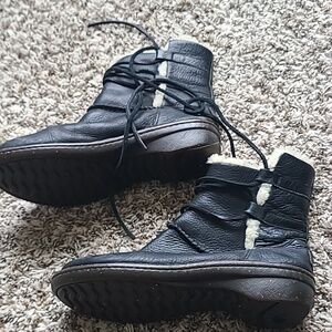UGG-Australian Vintage Black Shearling lined Soft Leather Boot Size 8